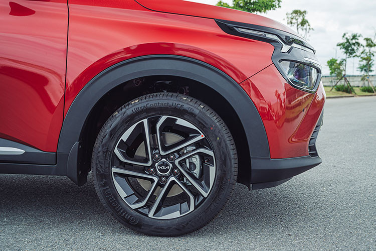 Kia Carens 2023 tại Việt Nam sở hữu kích thước dài x rộng x cao lần lượt 4.540 x 1.800 x 1.750 mm, trục cơ sở 2.780 mm. Cả 7 phiên bản đều dùng chung bộ mâm 17 inch.