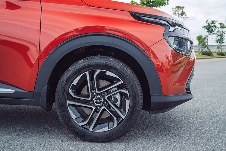 Kia Carens 2023 tại Việt Nam sở hữu kích thước dài x rộng x cao lần lượt 4.540 x 1.800 x 1.750 mm, trục cơ sở 2.780 mm. Cả 7 phiên bản đều dùng chung bộ mâm 17 inch.