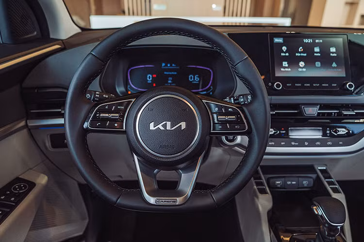 Ngoài ra, xe còn được trang bị loạt tiện nghi cao cấp khác như hệ thống đèn viền nội thất 64 màu, hệ thống âm thanh 8 loa Bose, hệ thống điều hòa tự động và lọc không khí ga tự động Cruise Control, logo nhận diện khi mở cửa, đèn trang trí, sạc không dây và cửa sổ trời.