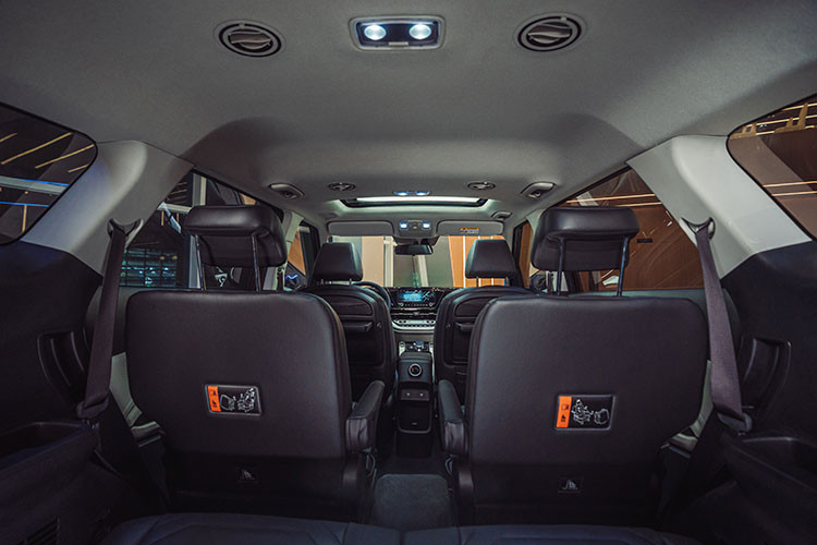 Tại Việt Nam Kia Carens 2023 có 3 tùy chọn động cơ. Ba phiên bản MT, IVT và Luxury sử dụng động cơ xăng 1.5L cho công suất 114 mã lực tại 6.300 vòng/phút và 144 Nm mô men xoắn tại 4.500 vòng/phút.