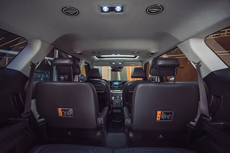 Tại Việt Nam Kia Carens 2023 có 3 tùy chọn động cơ. Ba phiên bản MT, IVT và Luxury sử dụng động cơ xăng 1.5L cho công suất 114 mã lực tại 6.300 vòng/phút và 144 Nm mô men xoắn tại 4.500 vòng/phút.