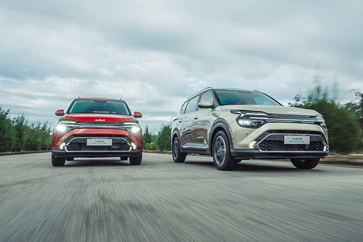 Giá bán khởi điểm của Kia Carens 2023 từ 619 triệu đồng và cao nhất lên tới 859 triệu đồng được nhiều người dùng đánh giá là một bất lợi khi ngang ngửa với một chiếc xe SUV cỡ C đang bán trên thị trường Việt Nam hiện nay, đặc biệt khi mà phân khúc MPV gia đình cỡ nhỏ đang có hai ông "vua doanh số là" Mitsubishi Xpander và Toyota Veloz Cross.