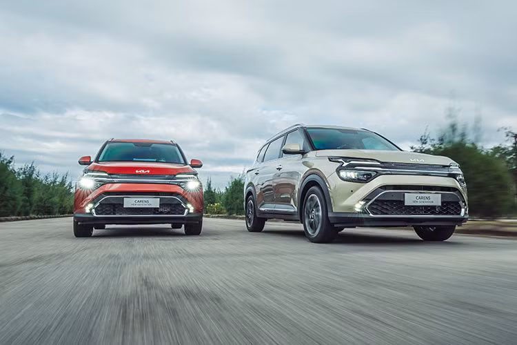 Giá bán khởi điểm của Kia Carens 2023 từ 619 triệu đồng và cao nhất lên tới 859 triệu đồng được nhiều người dùng đánh giá là một bất lợi khi ngang ngửa với một chiếc xe SUV cỡ C đang bán trên thị trường Việt Nam hiện nay, đặc biệt khi mà phân khúc MPV gia đình cỡ nhỏ đang có hai ông "vua doanh số là" Mitsubishi Xpander và Toyota Veloz Cross.