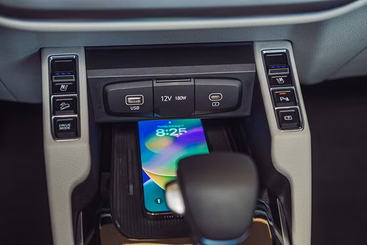 Hai bản Premium và Signature là khối động cơ xăng tăng áp 1.4L sản sinh công suất tối đa 138 mã lực tại 6.000 vòng/phút, mô men xoắn cực đại 242 Nm tại 1.500 – 3.200 vòng/phút. 