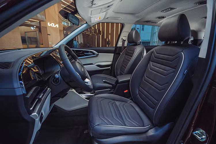 Danh sách trang bị an toàn của xe với ABS, cân bằng điện tử, hỗ trợ khởi hành ngang dốc, hỗ trợ đổ đèo, camera lùi, cảm biến đỗ xe trước sau, cảnh báo áp suất lốp và 6 túi khí