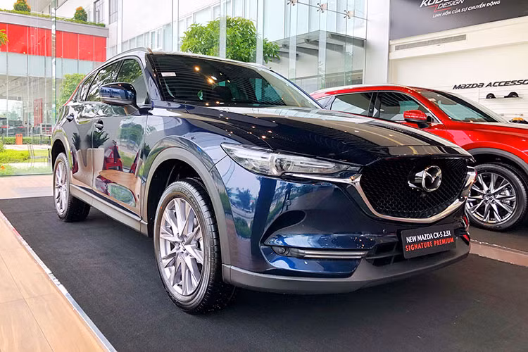 Mẫu xe bán chạy nhất của thương hiệu Mazda tại Việt Nam có doanh số trong tháng 5/2023 là 911 xe, tăng 99 xe và đứng vị trí thứ 8 trong bảng xếp hạng. Mazda CX-5 hiện được THACO lắp ráp trong nước với có tới 7 phiên bản, đối thủ của mẫu xe này là Honda CR-V, Hyundai Tucson, Mitsubishi Outlander,...