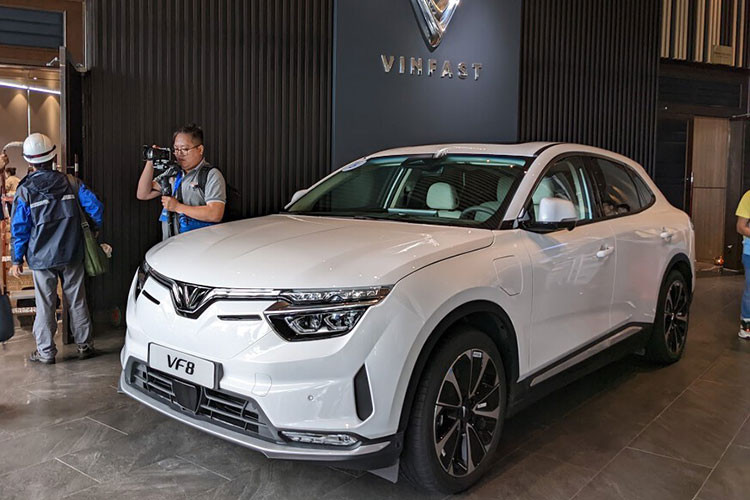 Đây cũng là kết quả bán hàng tốt nhất của mẫu SUV điện này kể từ lần đầu mở bán đến nay. Sức tăng trưởng mạnh về doanh số bán xe VF8 ở tháng vừa qua một phần cũng xuất phát từ việc hãng taxi xanh SM chính thức hoạt động. Cộng dồn 5 tháng đầu năm 2023, tổng doanh số bán VinFast VF8 đạt 3.371 xe.