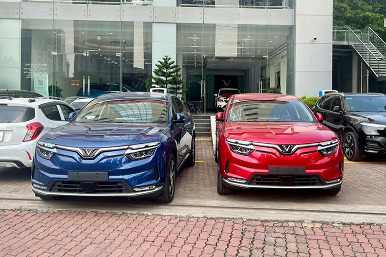 Việc bán hàng theo lô cho hãng taxi xanh giúp doanh số ôtô điện VinFast tăng trưởng nhanh qua đó chiếm 2 trong số 5 vị trí đầu bảng, trong khi đó các vị trí Top 10 xe bán chạy nhất Việt Nam trong tháng 5/2023 vừa qua cũng có nhiều thay đổi. Với 1.274 xe bán ra, VinFast VF8 dẫn đầu thị trường, ghi nhận mức tăng trưởng 42 xe so với tháng trước.