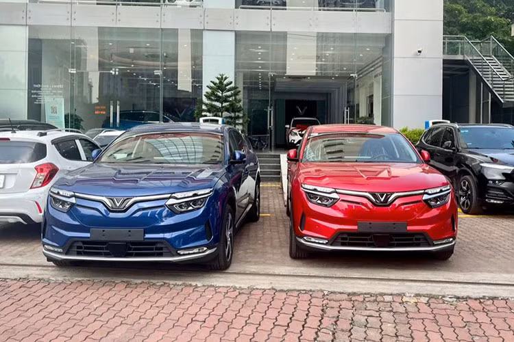 Việc bán hàng theo lô cho hãng taxi xanh giúp doanh số ôtô điện VinFast tăng trưởng nhanh qua đó chiếm 2 trong số 5 vị trí đầu bảng, trong khi đó các vị trí Top 10 xe bán chạy nhất Việt Nam trong tháng 5/2023 vừa qua cũng có nhiều thay đổi. Với 1.274 xe bán ra, VinFast VF8 dẫn đầu thị trường, ghi nhận mức tăng trưởng 42 xe so với tháng trước.