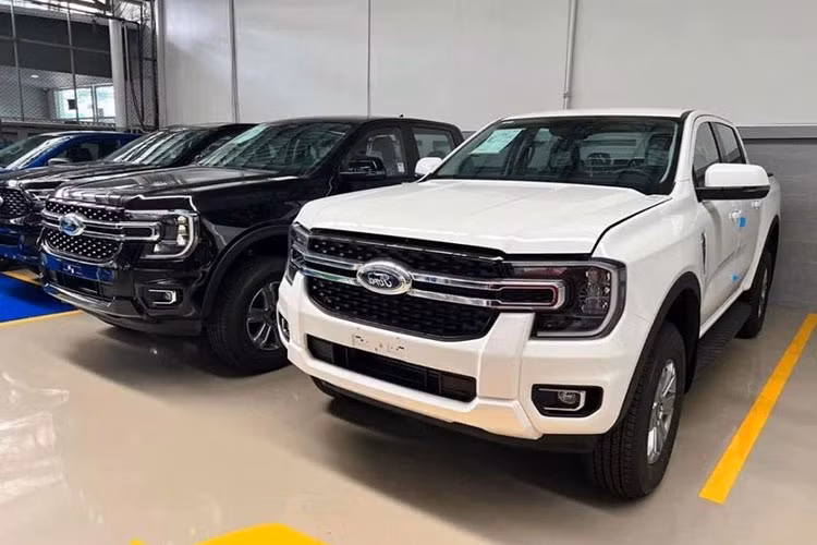 Tháng 5/2023 vừa qua, Ford Ranger bán được 932 xe, giảm gần 1 nửa so với tháng 4/2023. Kết quả này, khiến Ranger tụt xuống 5 bậc và đứng ở vị trí thứ 6 trong bảng xếp hạng. Cộng dồn từ đầu năm đến nay, đã có 6.015 xe Ranger được bán ra thị trường. Mẫu xe bán tải hút khách nhất Việt Nam hiện có tới 7 phiên bản, được lắp ráp tại Việt Nam.