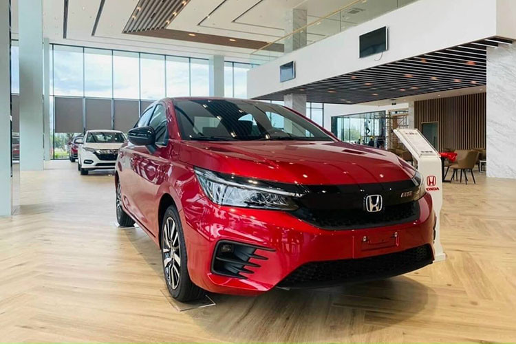 Với 1.035 xe bán ra trong tháng 5/2023, Honda City vượt mặt đối thủ Accent và Vios đứng ở vị trí thứ 3 trong Top 10 xe bán chạy nhất tháng. Chính sách ưu đãi, giảm giá theo hình thức hỗ trợ 100% lệ phí trước bạ từ các đại lý tạo động lực giúp doanh số Honda City vượt qua được các đối thủ trong cùng phân khúc.