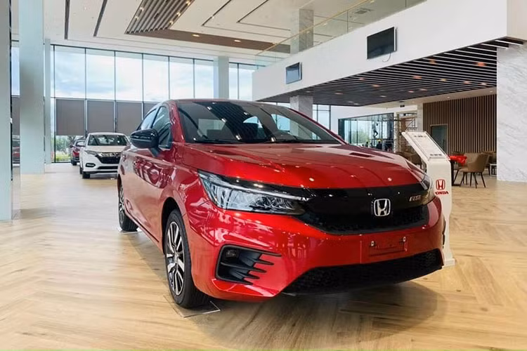 Với 1.035 xe bán ra trong tháng 5/2023, Honda City vượt mặt đối thủ Accent và Vios đứng ở vị trí thứ 3 trong Top 10 xe bán chạy nhất tháng. Chính sách ưu đãi, giảm giá theo hình thức hỗ trợ 100% lệ phí trước bạ từ các đại lý tạo động lực giúp doanh số Honda City vượt qua được các đối thủ trong cùng phân khúc.