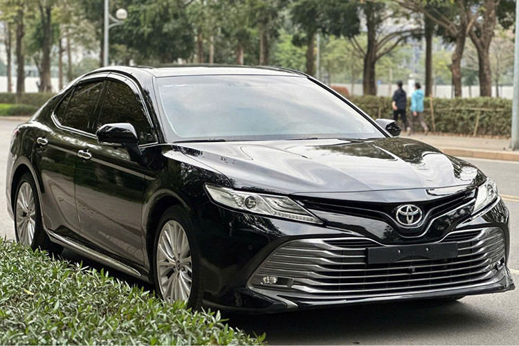 Tham khảo thị trường xe đã qua sử dụng tại Hà Nội, một chiếc Toyota Camry sản xuất năm 2019 hiện đang được rao bán với mức giá 910 triệu đồng. Theo thông tin được người bán đưa ra, xe thuộc phiên bản 2.5Q cao cấp nhất, nhập khẩu Thái Lan, ngoại thất và nội thất đều màu đen. Quãng đường đã di chuyển khoảng 60.000 km.