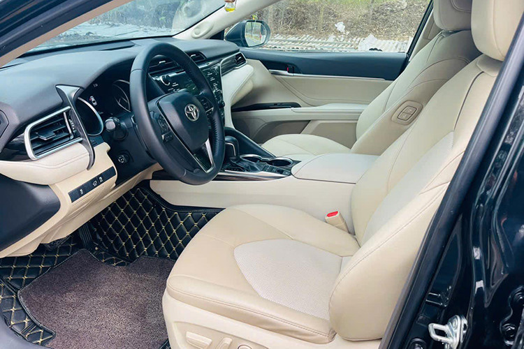 Những trang bị đáng chú ý trên bản 2.5Q có vô lăng ba chấu bọc da, ghế bọc da, ghế lái chỉnh điện 10 hướng, cụm đồng hồ Optitron kết hợp với màn hình đa thông tin TFT 7,7 inch, màn hình cảm ứng trung tâm 8 inch, màn hình HUD, dàn âm thanh 9 loa JBL...