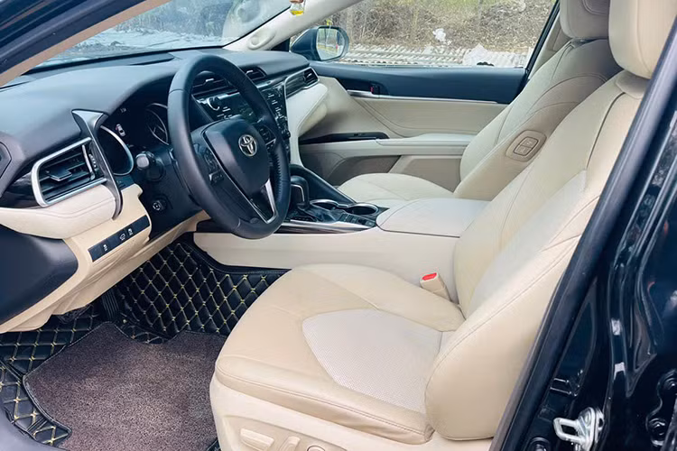 Những trang bị đáng chú ý trên bản 2.5Q có vô lăng ba chấu bọc da, ghế bọc da, ghế lái chỉnh điện 10 hướng, cụm đồng hồ Optitron kết hợp với màn hình đa thông tin TFT 7,7 inch, màn hình cảm ứng trung tâm 8 inch, màn hình HUD, dàn âm thanh 9 loa JBL...