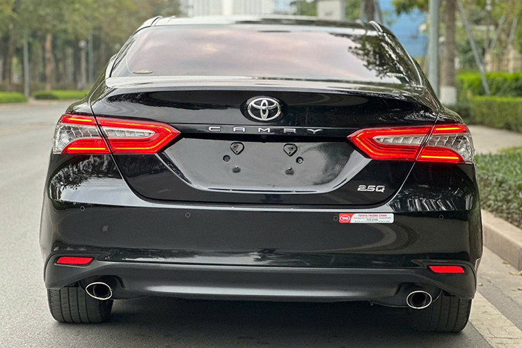 Hai bên tản nhiệt là cụm đèn pha LED Projector có tích hợp tính năng tự động bật/tắt, tự động cân bằng góc chiếu, cùng đèn chờ dẫn đường. Ngoài ra, Camry 2019 bản 2.5Q còn được trang bị đèn định vị ban ngày LED, đèn sương mù, gương chiếu hậu mạ crôm có thể chỉnh/gập điện, tích hợp đèn báo rẽ, la-zăng hợp kim 18 inch đa chấu, đèn hậu LED, ống xả kép thể thao,...