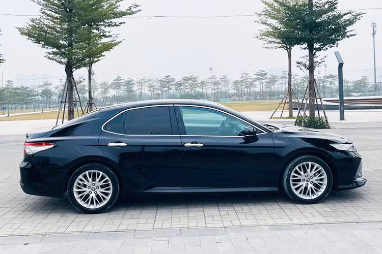 Về vận hành, Toyota Camry 2019 bản 2.5Q sử dụng động cơ 2AR-FE, dung tích 2,5 lít, sản sinh công suất tối đa 181 mã lực tại 6.000 vòng/phút và mô-men xoắn cực đại 235 Nm tại 4.100 vòng/phút. Đi kèm với hộp số tự động 6 cấp và hệ thống dẫn động cầu trước.