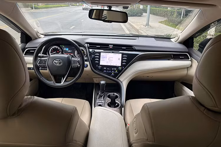 Bước vào bên trong, nội thất của Toyota Camry 2019 được thiết kế theo phong cách bất đối xứng đầy cá tính, nhưng không kém phần sang trọng với các chất liệu cao cấp như viền kim loại, ốp gỗ và mặt panel sơn đen piano.