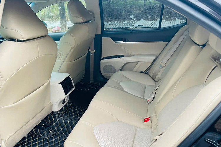 Ngoài hệ thống điều hoà tự động 3 vùng độc lập, xe còn được trang bị sưởi kính trước và sau. Toàn bộ các bản trang bị của Toyota Camry 2019 đều có 7 túi khí trong khi bản cao cấp có 9 túi khí.