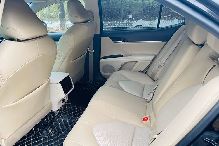 Ngoài hệ thống điều hoà tự động 3 vùng độc lập, xe còn được trang bị sưởi kính trước và sau. Toàn bộ các bản trang bị của Toyota Camry 2019 đều có 7 túi khí trong khi bản cao cấp có 9 túi khí.