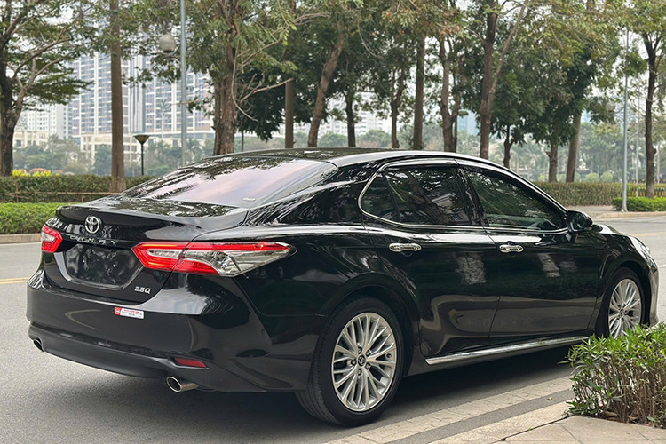 Khi mua mới, mẫu xe sedan Toyota Camry 2019 bản 2.5Q có giá niêm yết là 1,302 tỷ đồng. Tính thêm các chi phí phát sinh thêm, tổng số tiền người dùng phải bỏ ra có thể lên đến hơn 1,4 tỷ đồng. Có thể thấy, sau 6 năm lăn bánh, chiếc xe đã mất giá một khoản không hề nhỏ.