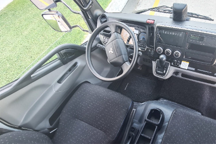 Xe cũng có thể dừng lại ở các điểm thu gom rác mong muốn hoặc những nơi do người vận hành chỉ định. Điều này làm giảm đáng kể khối lượng công việc, vì công nhân thu gom rác không phải liên tục ra vào xe.