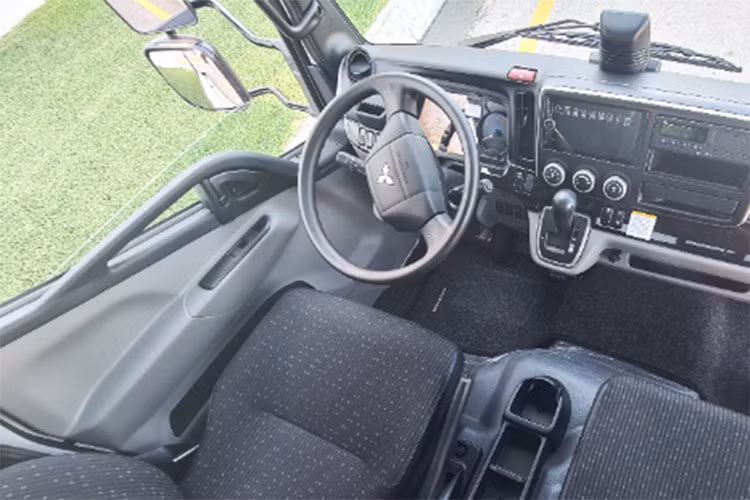 Xe cũng có thể dừng lại ở các điểm thu gom rác mong muốn hoặc những nơi do người vận hành chỉ định. Điều này làm giảm đáng kể khối lượng công việc, vì công nhân thu gom rác không phải liên tục ra vào xe.