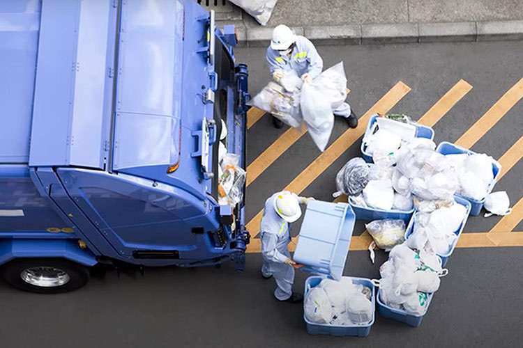 Xe chở rác Mitsubishi Fuso eCanter Sensor Collect đã xử lý mọi loại tình huống bất ngờ mà các chuyên gia sắp đặt một cách trơn tru, trong khi vẫn bám theo người tài xế đang đi bộ phía trước và nhận biết được môi trường xung quanh.