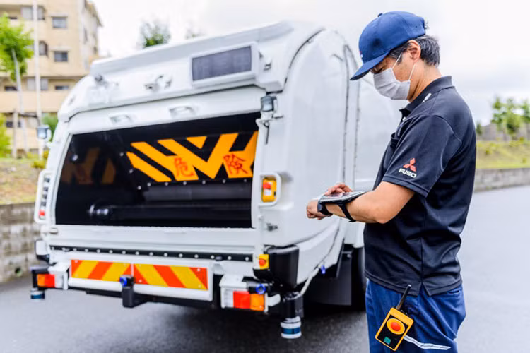 Mitsubishi Fuso eCanter Sensor Collect được trang bị ADAS Cấp độ 2, một công nghệ phổ biến ở hầu hết các mẫu xe mới trên thị trường hiện nay. Mặc dù giới mộ điệu mong đợi mức độ tự chủ cao hơn, nhưng hệ thống này cũng đã đủ tốt cho hoạt động ở dải tốc độ thấp của xe rác, đi theo một lộ trình thu gom đã định trước.