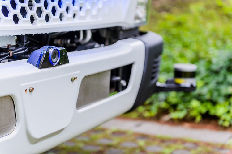 Chiếc xe chở rác này được lắp nhiều cảm biến ở phía trước và phía sau, đóng vai trò như gương. Khi tài xế rời khỏi chỗ ngồi và bắt đầu đi bộ, xe sẽ khóa tài xế lại như một mục tiêu và chậm rãi đi theo họ.