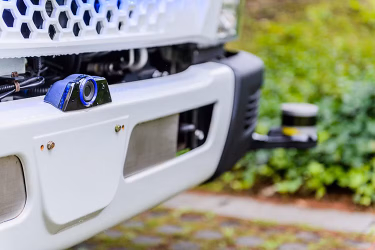 Chiếc xe chở rác này được lắp nhiều cảm biến ở phía trước và phía sau, đóng vai trò như gương. Khi tài xế rời khỏi chỗ ngồi và bắt đầu đi bộ, xe sẽ khóa tài xế lại như một mục tiêu và chậm rãi đi theo họ.