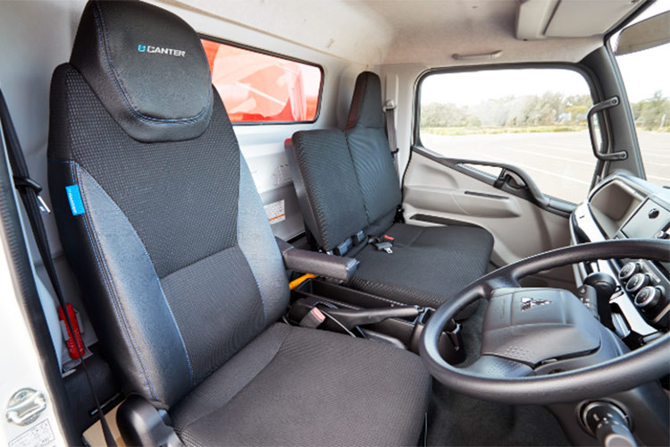 Trong quá trình vận hành từ xa, camera phát hiện chướng ngại vật và những người tham gia giao thông khác. Ví dụ, khi người đi bộ đi trước xe chở rác đang di chuyển, hệ thống sẽ tự động phanh, tránh va chạm. Tương tự, nếu có xe khác đỗ dọc theo tuyến đường, xe chở rác sẽ thực hành động tác để tránh xe đó và tiếp tục đi theo tài xế.