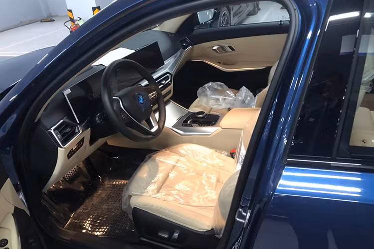 Do có trục cơ sở lớn nhất nhóm sedan hạng sang cỡ nhỏ tại Việt Nam hiện nay (2.851 mm) nên 320i Sport Line LCI sở hữu không gian nội thất rộng rãi cùng loạt trang bị tiện nghi cao cấp đúng chuẩn xe sang.