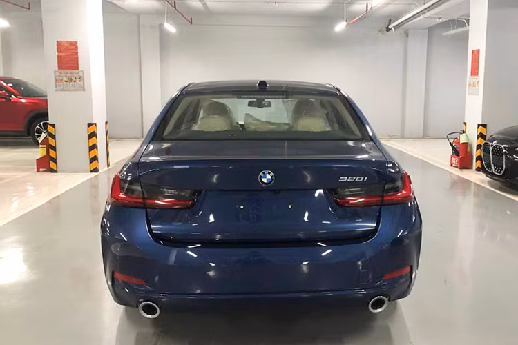 Động cơ xe BMW 320i Sport Line 2023 là loại xăng B48 tăng áp kép I4, sinh công suất lên đến 184 mã lực và mô men xoắn 300 Nm. Kết nối với đó là hộp số tự động 8 cấp Steptronic và hệ dẫn động cầu sau.