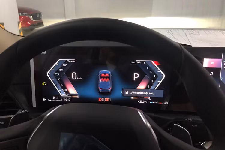 Trong đó có thể kể đến màn hình cong lớn, tích hợp màn tốc độ 12,3 inch và màn trung tâm 14,9 inch, kết nối Apple CarPlay không dây; ghế chỉnh điện; cần số điện tử; điều hòa tự động 3 vùng có cửa gió phía sau; âm thanh HiFi 10 loa; đèn viền nội thất đổi màu, đá cốp rảnh tay...