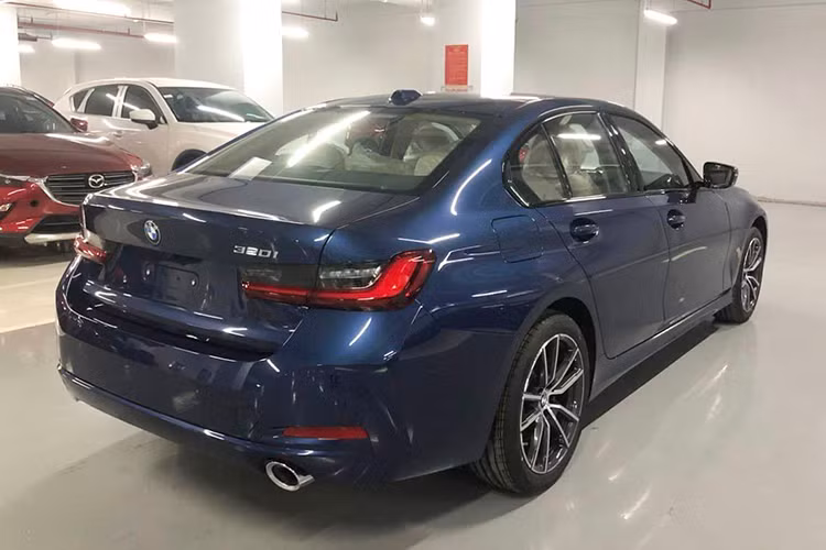 BMW 3-Series 2023 tại Việt Nam hiện có 3 phiên bản, gồm 320i Sport Line, 320i M Sport và 330i M Sport. Giá bán lần lượt 1,435 tỷ đồng, 1,635 tỷ và 1,809 tỷ đồng. Chiếc xe BMW 320i Sport Line LCI trong bài viết thuộc phiên bản tiêu chuẩn với lưới tản nhiệt hình quả thận, viền mạ crôm liền khối, có tính năng tự động đóng/mở hiện đại; hệ thống chiếu sáng trước full LED; la-zăng đa chấu18 inch...