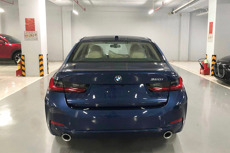 Động cơ xe BMW 320i Sport Line 2023 là loại xăng B48 tăng áp kép I4, sinh công suất lên đến 184 mã lực và mô men xoắn 300 Nm. Kết nối với đó là hộp số tự động 8 cấp Steptronic và hệ dẫn động cầu sau.