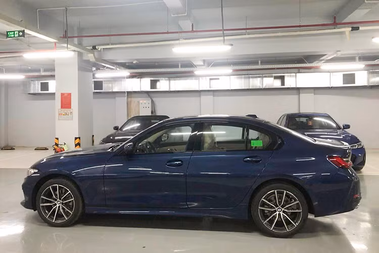 Theo những người có kinh nghiệm mua bán xe đã qua sử dụng, khách hàng đang có nhu cầu mua xe BMW 320i mới hoàn toàn có thể lựa chọn chiếc xe "siêu lướt" này. Bởi, dù rao bán trên sàn ôtô cũ nhưng về bản chất xe không khác hàng mới, trong khi người mua có thể tiết kiệm tới hàng trăm triệu so với việc đập hộp tại đại lý.