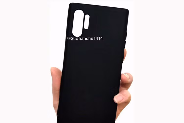 Đầu tiên chính là cụm camera sau của mẫu smartphone Samsung Galaxy Note 10 Pro không còn xếp theo chiều ngang vằm ở chính giữa nữa, thay vào đó sẽ xếp theo chiều dọc và nằm lệch về bên phải.