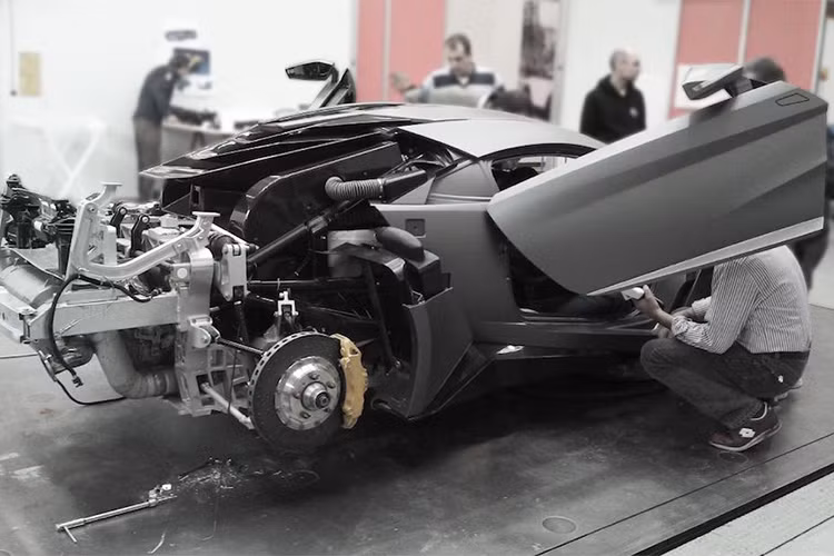 Nếu bạn là người đam mê xe, chắc chắn bạn có nhớ siêu xe đình đám này từng ổi tiếng khi tham gia tập phim Fast and Furious 7 và có màn "phi thân" qua 3 toà nhà chọc trời với tốc độ được quảng bá là siêu khủng.