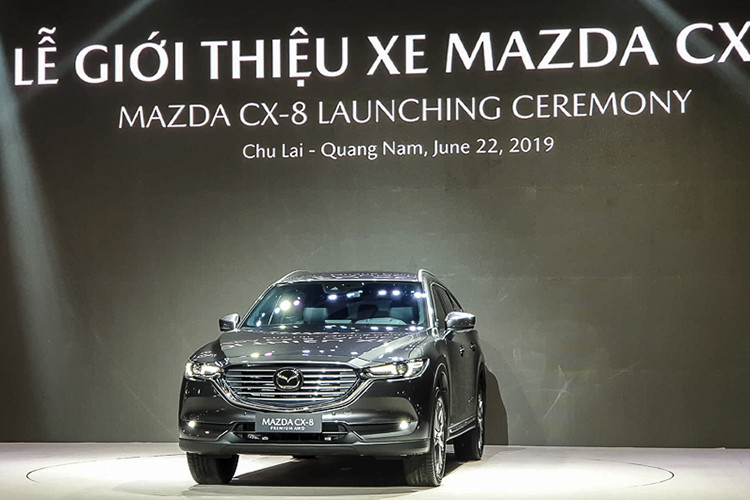 Trong tháng 3/2020 này, Mazda CX-8 giảm giá khủng lên tới 100 triệu đồng dành cho khách hàng mua xe. Cụ thể, với mỗi hợp đồng mua xe CX-8 phiên bản Premium AWD và Premium 2WD, khách hàng sẽ được giảm giá trực tiếp 100 triệu đồng. Hai phiên bản còn lại Luxury và Deluxe cũng sẽ nhận được ưu đãi giá tương ứng 50 và 80 triệu đồng.