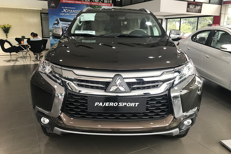 Khách hàng mua xe Pajero Sport trong tháng 3 này sẽ được giảm giá 92,5 triệu đồng với phiên bản Diesel 4×2 MT và giảm 72 triệu đồng cho bản Diesel 4×2 AT. Ngoài ra, mỗi hợp đồng mua xe sẽ còn nhận được quà tặng là ghế da, cánh lướt gió và camera lùi trị giá 13 triệu đồng.