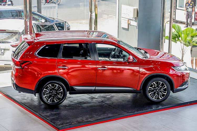 Ngoài ra, hai phiên bản Outlander 2.0 CVT và 2.0 CVT Premium nâng cấp mới ra mắt thị trường ô tô Việt Nam vào giữa tháng 2 cũng áp dụng quà tặng đi kèm cho mỗi hợp đồng mua xe, bao gồm bộ ghế da cao cấp và bảo hiểm vật chất trị giá 20,5 triệu đồng hoặc hệ thống âm thanh Rockford Fosgate và camera toàn cảnh 360 với tổng giá trị 55 triệu đồng tùy phiên bản.