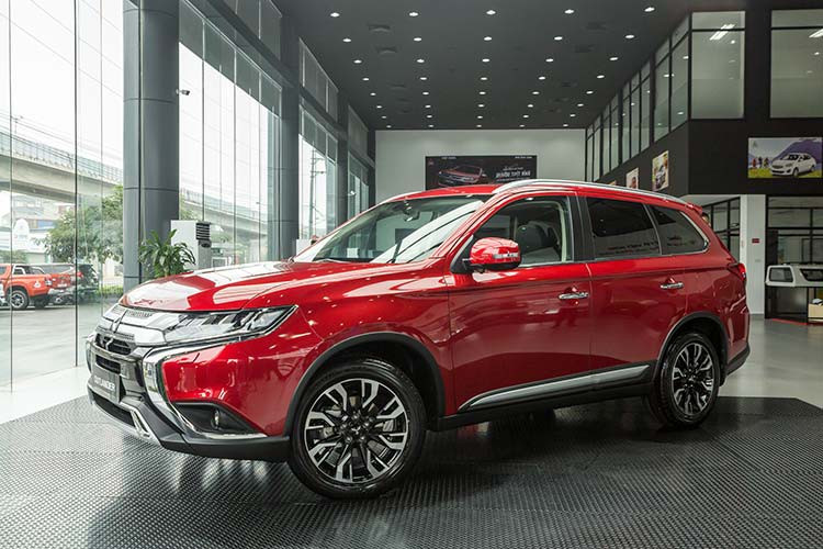 Với mẫu SUV Mitsubishi Outlander 2020 mới, khách hàng mua phiên bản 2.4 CVT Premium sẽ được giảm trực tiếp 51,5 triệu đồng tiền mặt đi kèm quà tặng là camera toàn cảnh 360 và ưu đãi 50% thuế trước bạ với giá trị 70 triệu đồng.