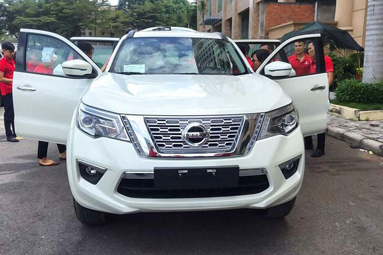 Mẫu SUV 7 chỗ Nissan Terra giảm giá tiền mặt trực tiếp từ 35-50 triệu đồng cho khách hàng mua xe trong tháng 3, trong đó, phiên bản 2.5L V 4WD 7AT có mức giảm cao nhất, lên tới 50 triệu đồng. Ngoài ra, khách hàng mua phiên bản này còn nhận được bộ quà tặng phụ kiện bao gồm camera hành trình, cửa sau tự động và đầu AVN.