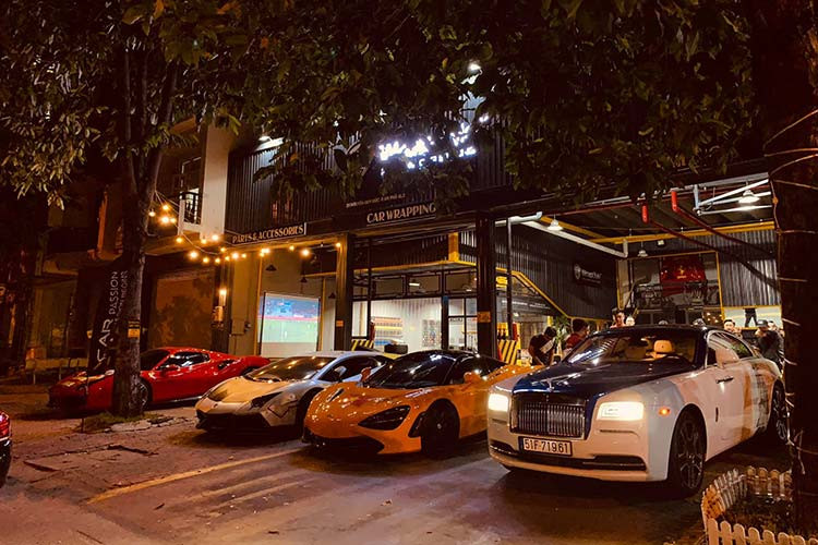 Tại một xưởng bảo dưỡng xe tại Q2, TP HCM có khoảng 5 chiếc siêu xe và xe siêu sang của các thành viên Car Passion tập trung cùng với nhau để thưởng thức tấm huy chương vàng đầu tiên của bóng đá nam tại đấu trường Sea Games. Ngay sau khi U22 Việt Nam lên ngôi vô địch, một số siêu xe đã được chủ nhân mang ra nẹt pô "khạc lửa".