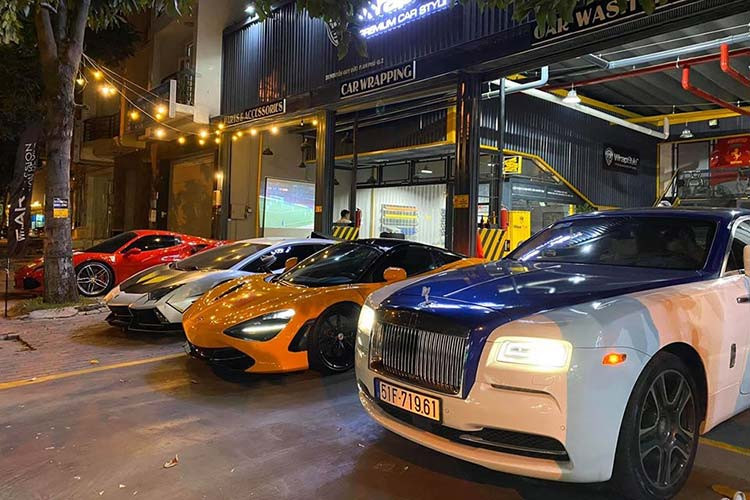 Trong số dàn siêu xe của các thành viên Car Passion tụ tập để chúc mừng chiếc cúp vô địch Sea Games đầu tiên của bóng đá nam Việt Nam. Đang chú ý là chiếc siêu xe McLaren 720S màu cam của Cường Đô la, một chiếc Lamborghini Huracan LP610-4 độ body kit Novara Edizione độc nhất Việt Nam bằng sợi carbon của Vorsteiner.