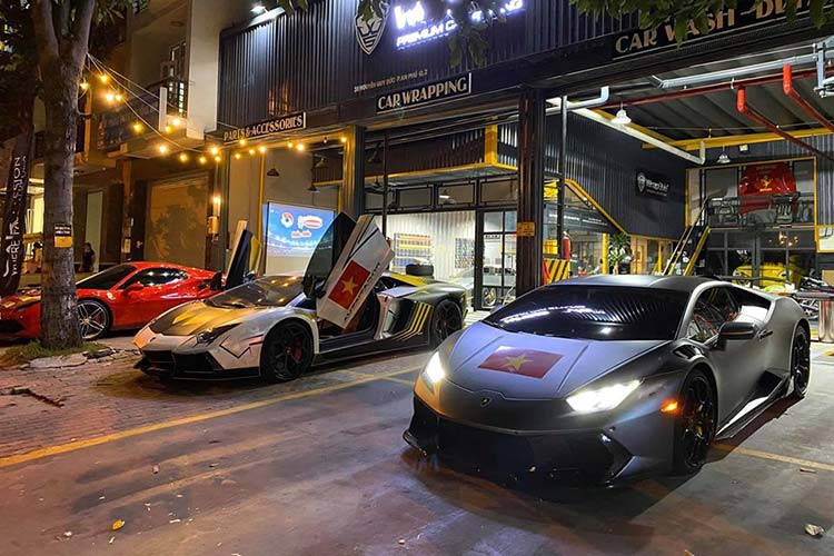 Bộ 3 siêu xe là Ferrari 488 Spider màu đỏ, Lamborghini Aventador LP700-4 độ pô Novitec và Lamborghini Huracan LP610-4 độ body kit Novara Edizione đều là những mẫu siêu xe đắt tiền hiện nay.