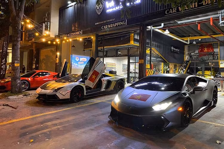 Bộ 3 siêu xe là Ferrari 488 Spider màu đỏ, Lamborghini Aventador LP700-4 độ pô Novitec và Lamborghini Huracan LP610-4 độ body kit Novara Edizione đều là những mẫu siêu xe đắt tiền hiện nay.