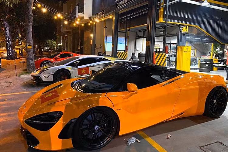 Siêu xe McLaren 720S của Cường Đô la sở hữu khối động cơ M480T Twin-Turbo V8 4.0L sản sinh công suất tối đa 709 mã lực, mô-men xoắn cực đại 770 Nm. Xe có khả năng tăng tốc từ 0 – 100 km/h mất 2,9 giây, 0 – 200 km/h trong 7,8 giây và tốc độ tối đa đại 341 km/h.